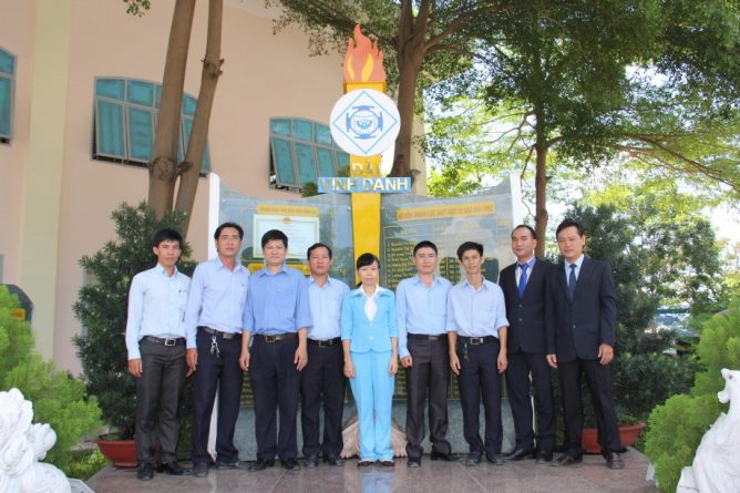 Tập thể khoa điện - điện tử