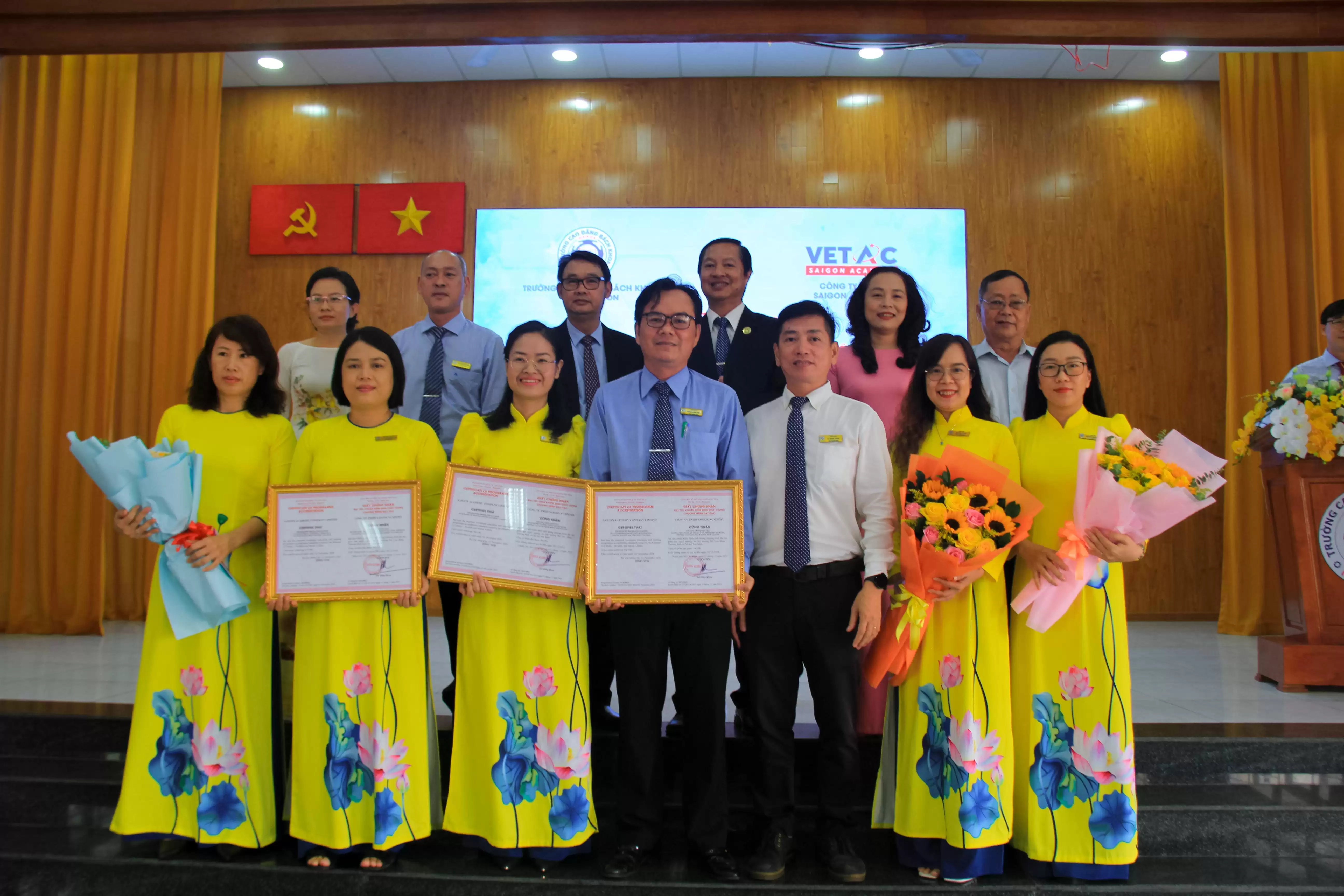 Lễ công bố quyết định và trao giấy chứng nhận kiểm định chất lượng cho 3 chương trình đào tạo trình độ Cao đẳng đạt tiêu chuẩn về giáo dục nghề nghiệp của Trường Cao đẳng Bách khoa Nam Sài Gòn
