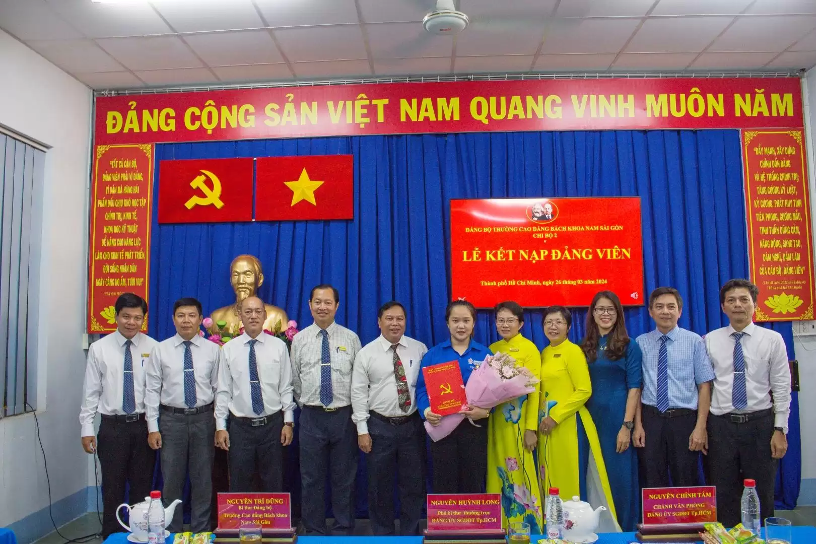 Chi bộ 2 tổ chức Lễ kết nạp đảng cho Sinh viên Trần Thị Xuân Hương