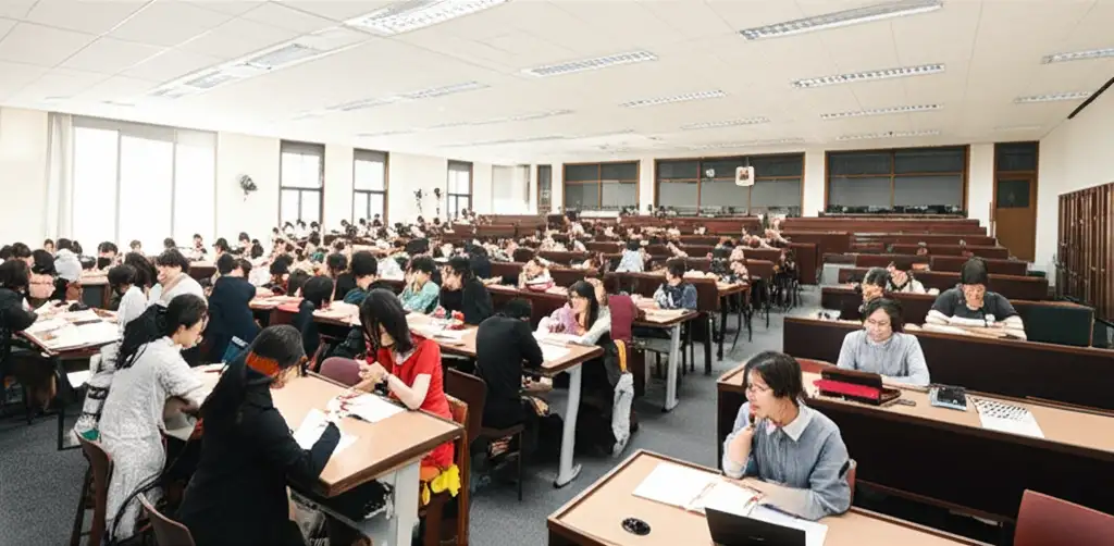 Thư viện hiện đại với đầy đủ tiện nghi là một trong những yếu tố quan trọng khi chọn trường